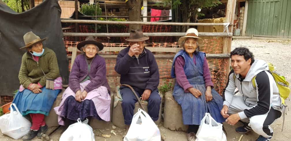 volunteer with local Peruvian community